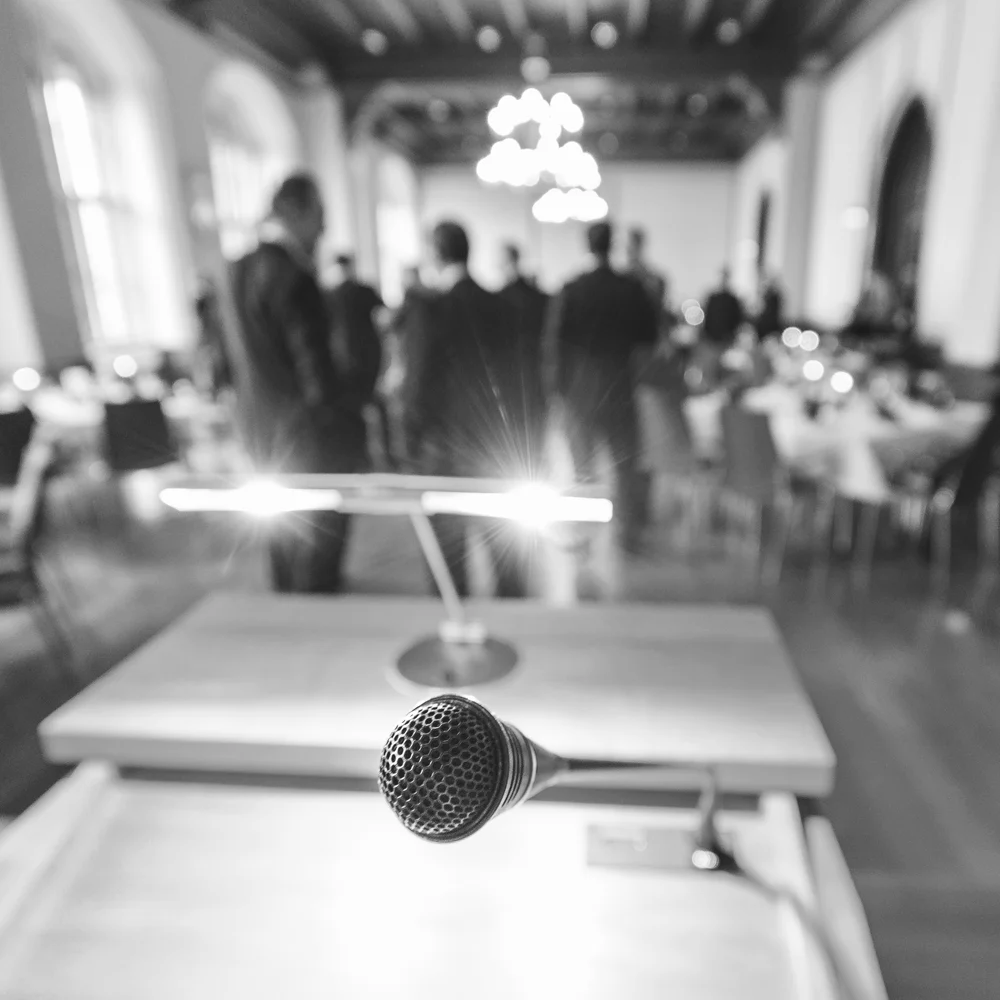 Mikrofon und Veranstaltungsraum vor dem Beginn eines Programmpunkts.