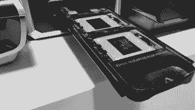 Ein Filmhalter wird in einen Filmscanner eingeführt.
