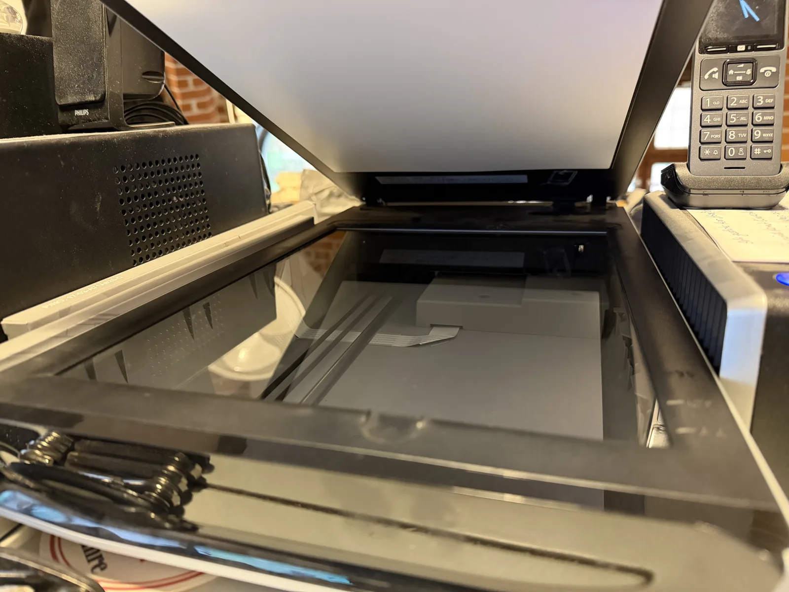 Geöffneter Flachbettscanner für die Digitalisierung von Papierfotos.
