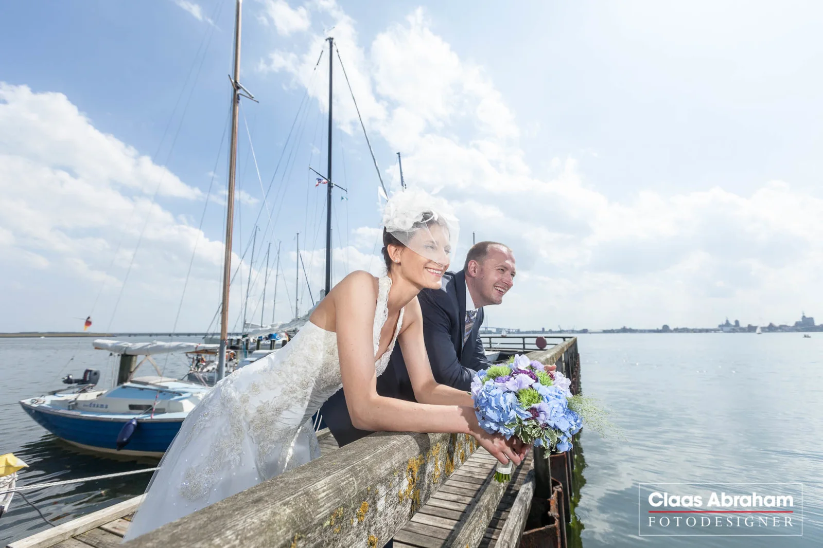 Ein Hochzeitspaar am Hafen mit Blick auf Stralsund.