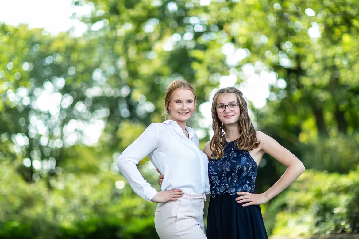 Jugendliche mit ihrer Schwester bei einem gemeinsamen Porträt im Park.