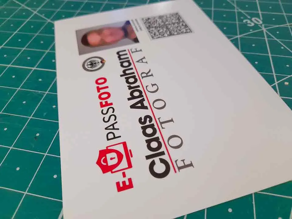 Umschlag mit ePassbild und QR-Code.